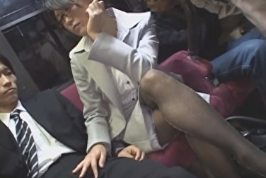 Азиатка засунула руку в штаны незнакомцу и довела его до камшота