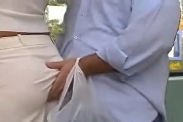 Потрогал попку девушки в белой юбке, а потом потёрся членом