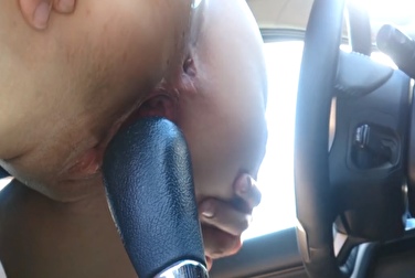 Опытная онанистка удовлетворяет себя ручкой переключения передач