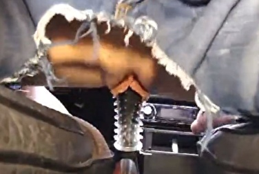 Вика мастурбирует рычагом переключения передач до сквирта