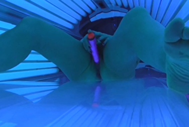 Обильный струйный оргазм в солярии